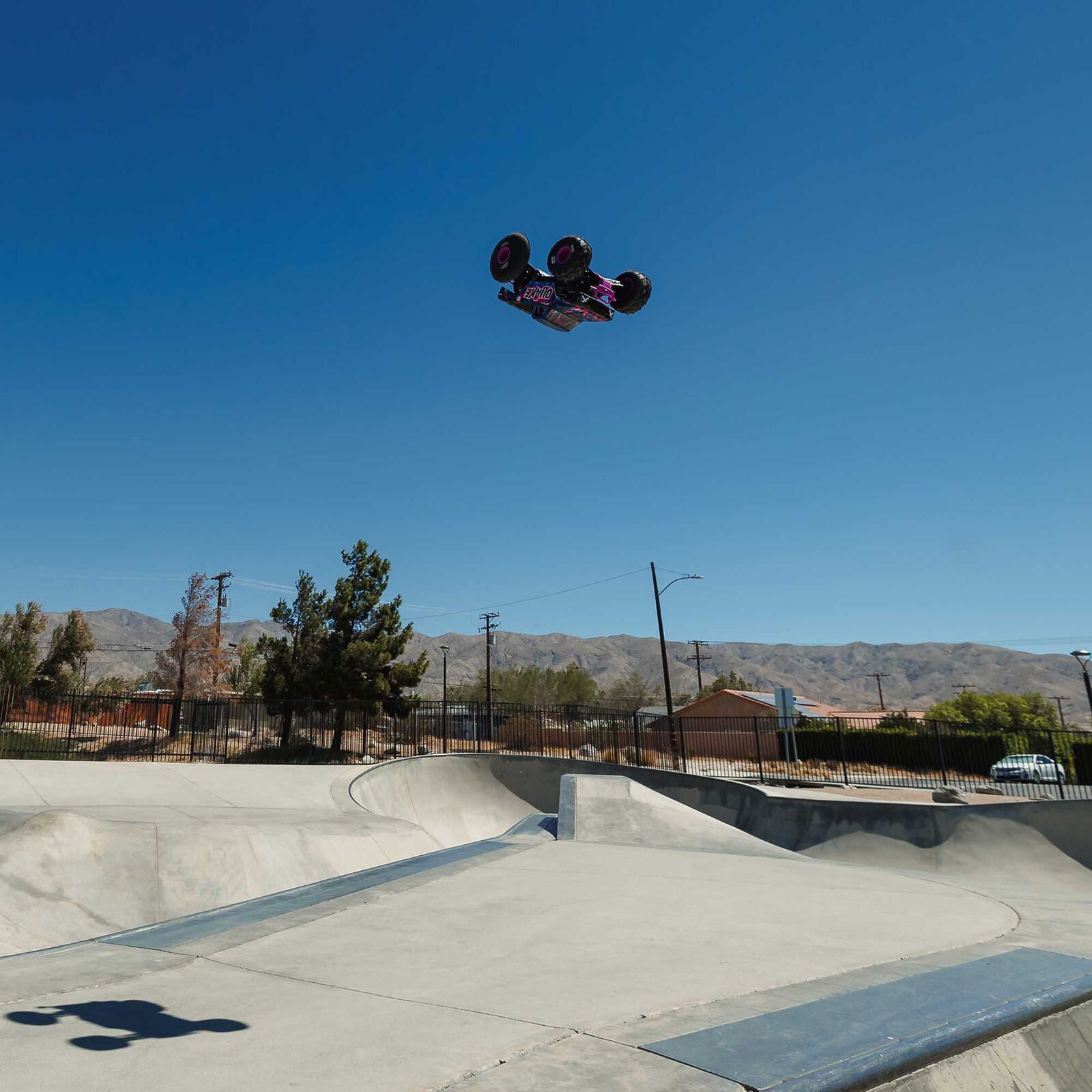 Arrma Quake 223S DSC 1/10 RTR Brushless 2WD Monster Truck  w/SLT2 2.4GHz Radio