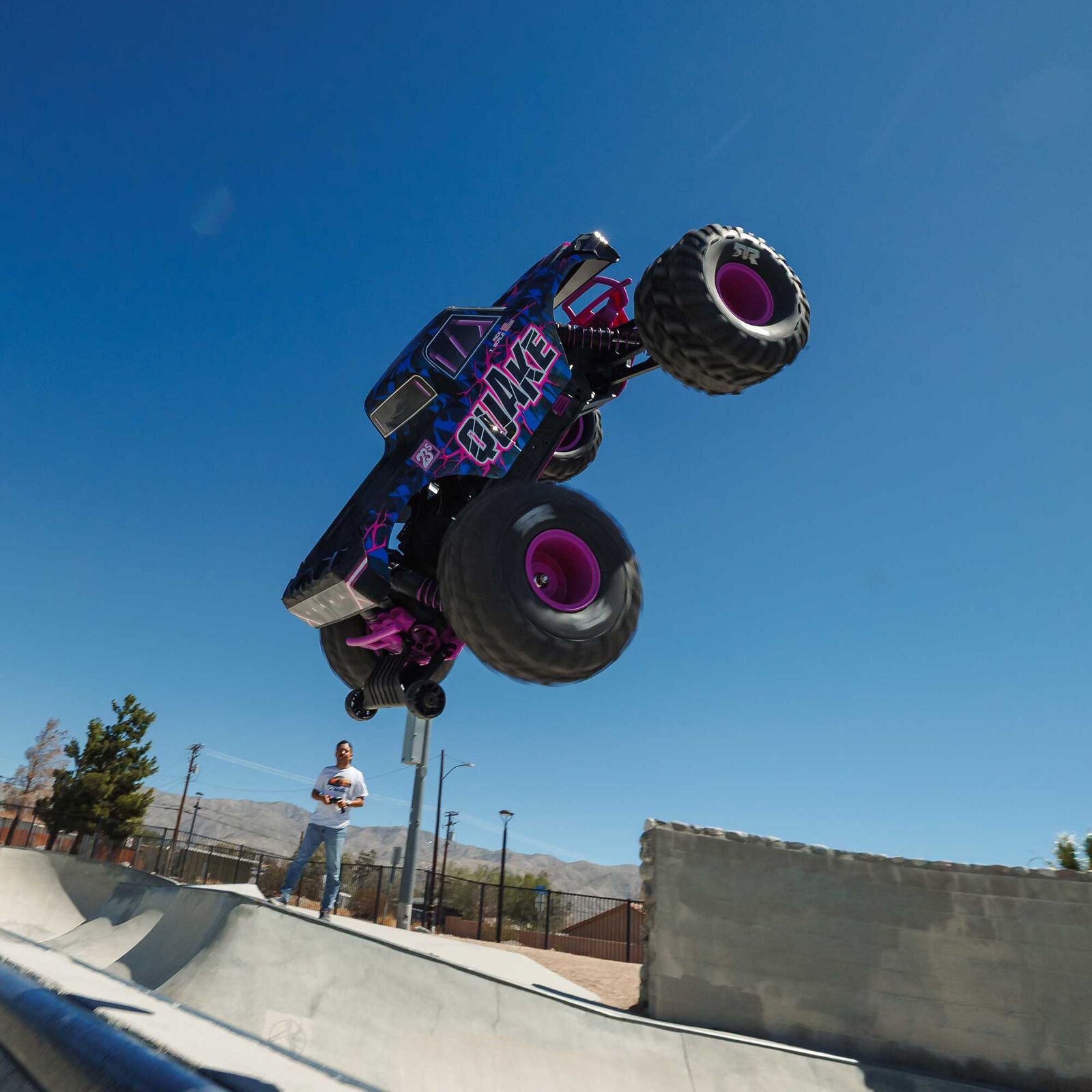 Arrma Quake 223S DSC 1/10 RTR Brushless 2WD Monster Truck  w/SLT2 2.4GHz Radio