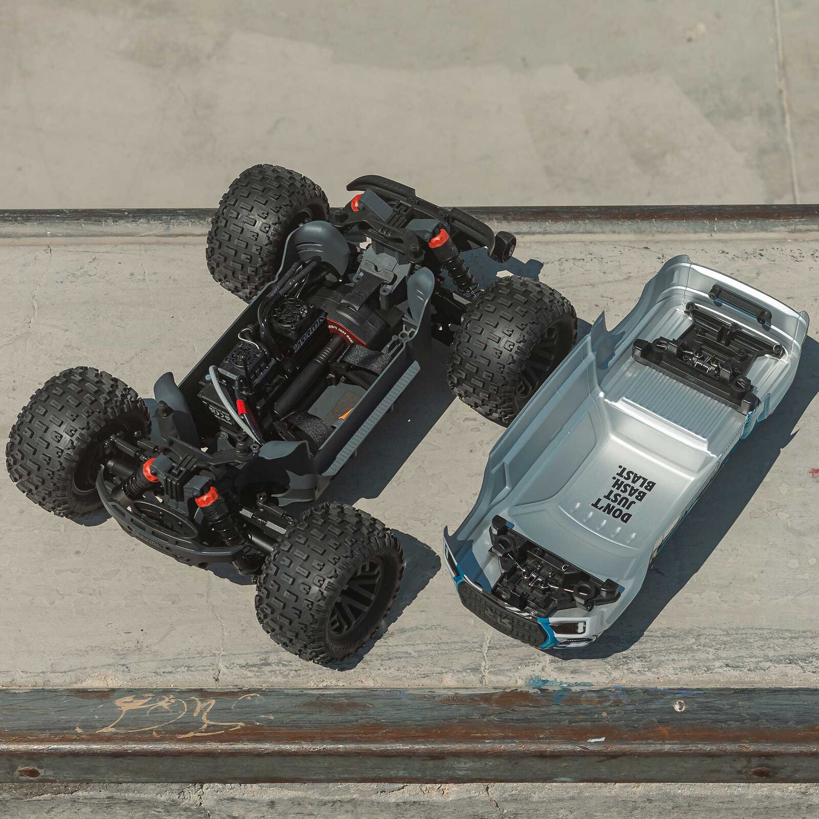 Arrma Granite 4x4 V4 223S DSC 1/10 RTR Brushless 4WD Monster Truck (Gun Metal) w/Spektrum SLT3 2.4GHz Radio